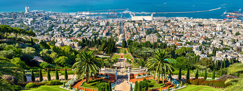 Israels största hamnby Haifa med Bahai Gardens i Israel.